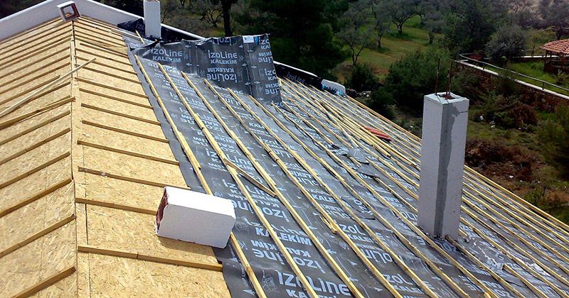 Seferihisar EPDM Kauçuk Çatı – OSB üzerine serilmiş nefes alan su yalıtım örtüsü ve çıtalama